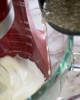 Un primo piano di un misurino con la scritta