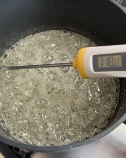 Un termometro digitale viene utilizzato per misurare la temperatura di una pentola di liquido