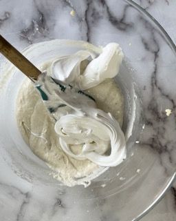 Una ciotola di panna montata con un cucchiaio dentro