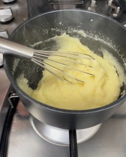 Una pentola di cibo con una frusta dentro