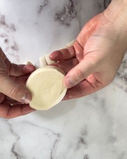 Una persona tiene in mano un pezzo di sapone.