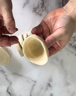 Una persona tiene in mano una piccola tazza