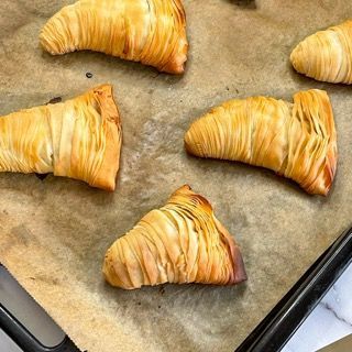 Un mucchio di pasticcini sono appoggiati su un pezzo di carta oleata