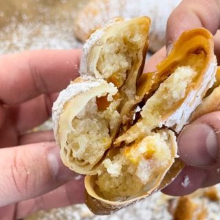 Una persona tiene in mano un dolce tagliato a metà