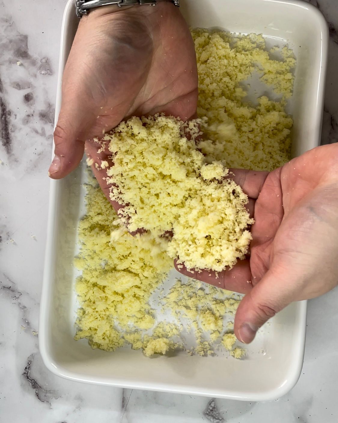 Una persona tiene in mano un vassoio di cibo.