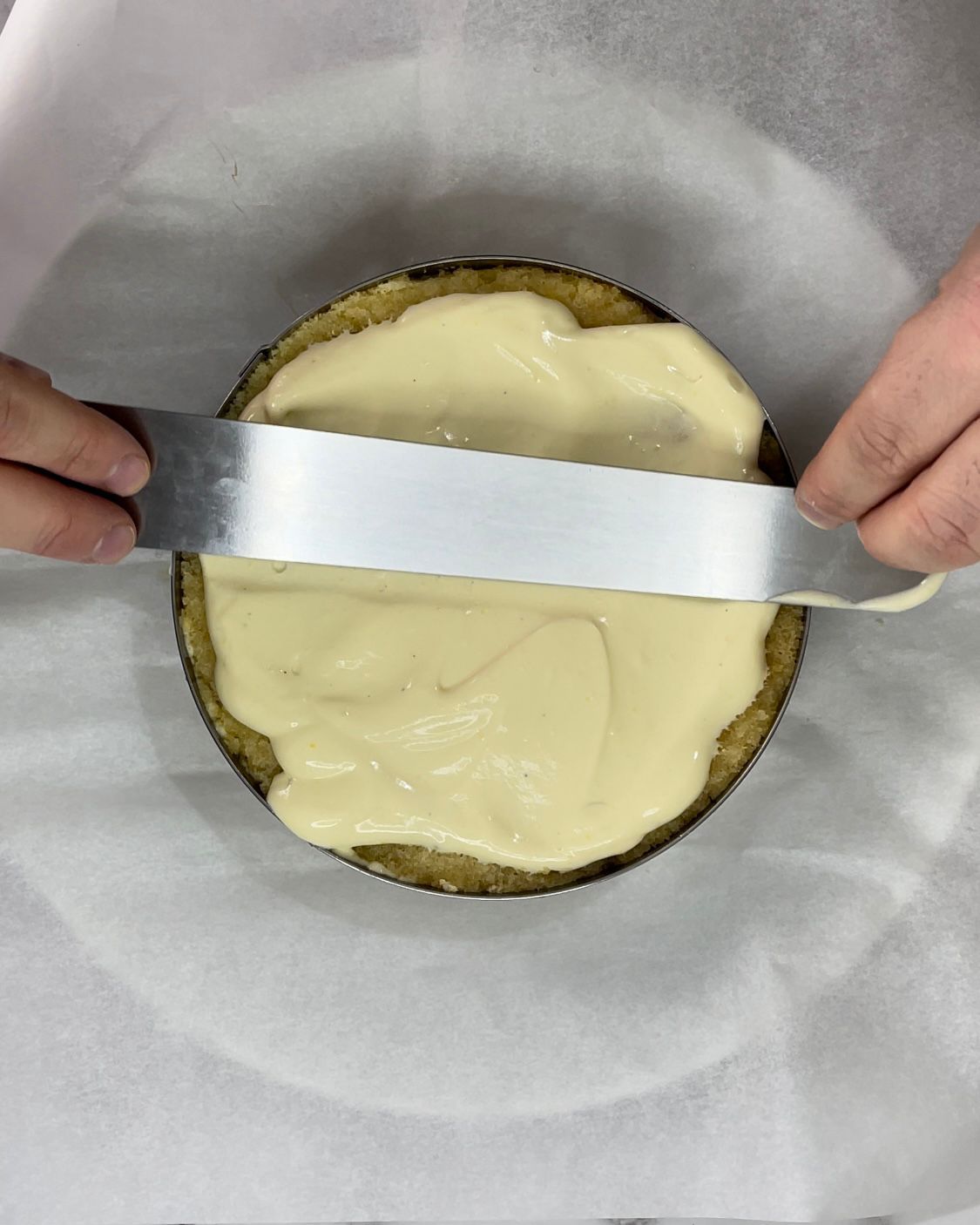 Una persona sta tagliando una torta con una spatola