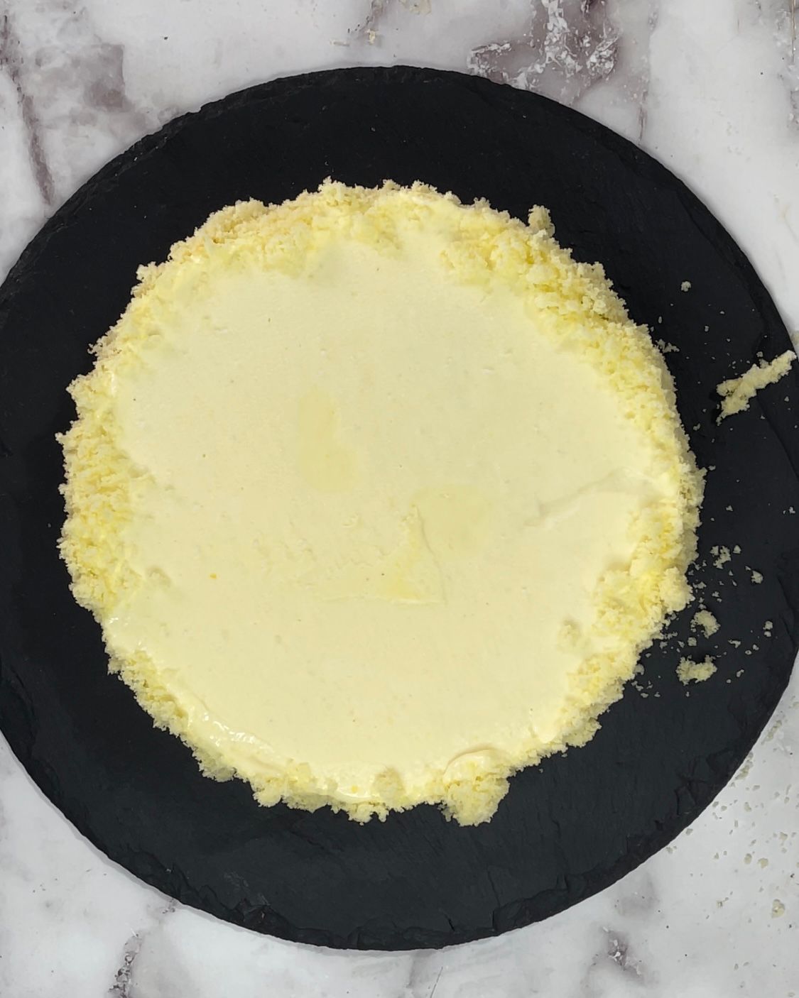 Una targa nera con un cerchio bianco sopra