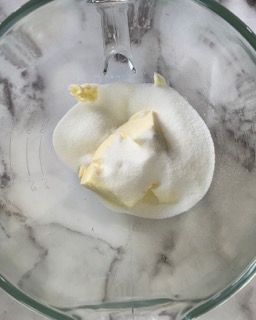 Un pezzo di burro è appoggiato su una coppa di gelato.