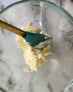 Una ciotola di burro con una spatola dentro.