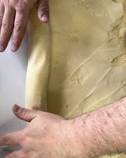 Una persona tiene in mano un pezzo di schiuma.