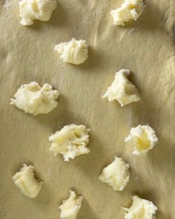 Un primo piano di un pezzo di pasta con sopra del burro