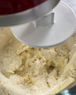 Primo piano di un mixer che mescola gli ingredienti in una ciotola.