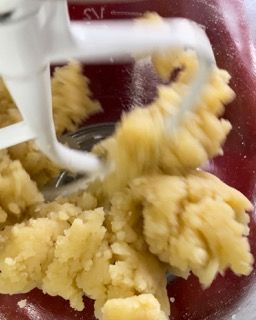 Un primo piano di un mixer utilizzato per mescolare il cibo