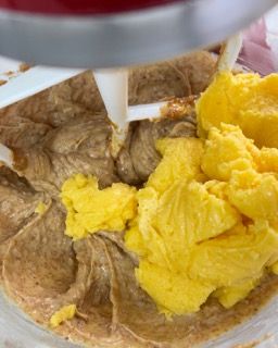 Un primo piano di un mixer con le uova dentro