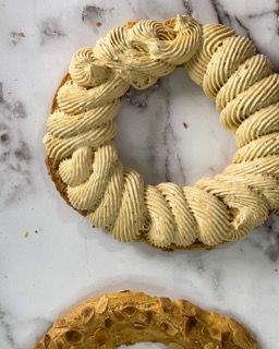 Due ciambelle glassate sono appoggiate su un tavolo.