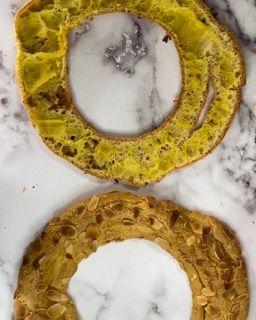 Due anelli di pane sono appoggiati su una superficie di marmo.