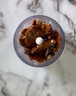 Una ciotola di cibo è appoggiata su una superficie di marmo.