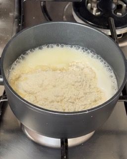 Una pentola di cibo sta cuocendo sul fornello.