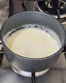 Una pentola di zuppa sta cuocendo sul fornello.