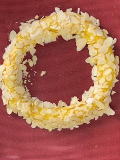 Una corona di mandorle su un panno rosso