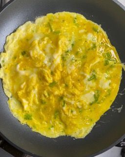Un primo piano di una frittata in padella