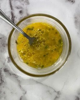 Una ciotola di zuppa con una forchetta dentro su un tavolo.