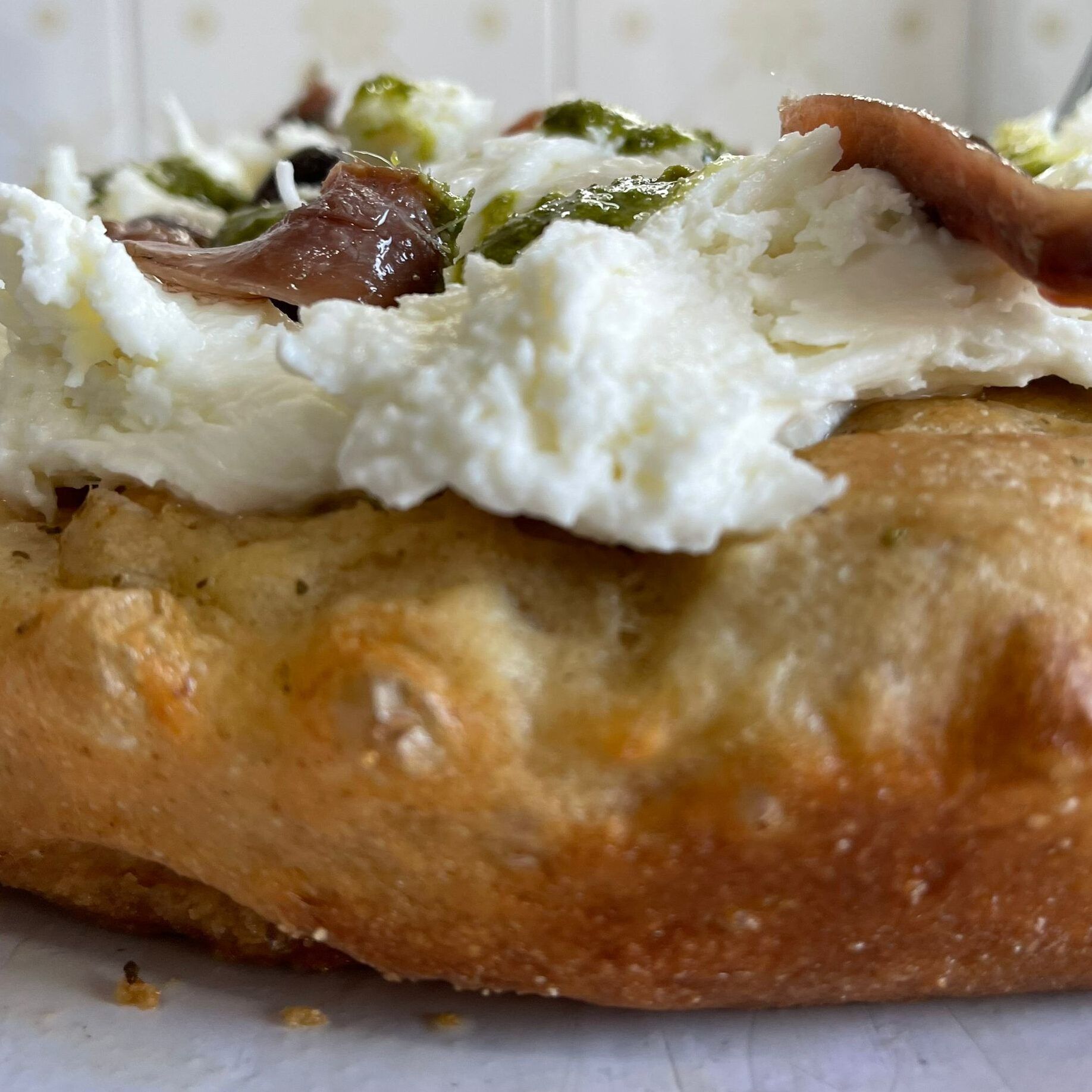 Un primo piano di una pizza con molti condimenti sopra