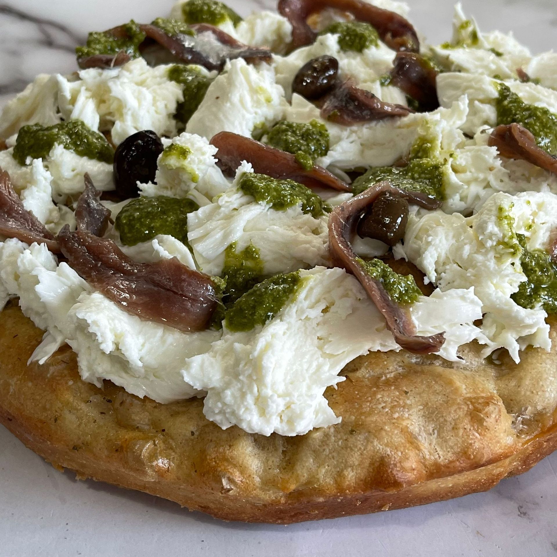 Un primo piano di una pizza con molti condimenti sopra