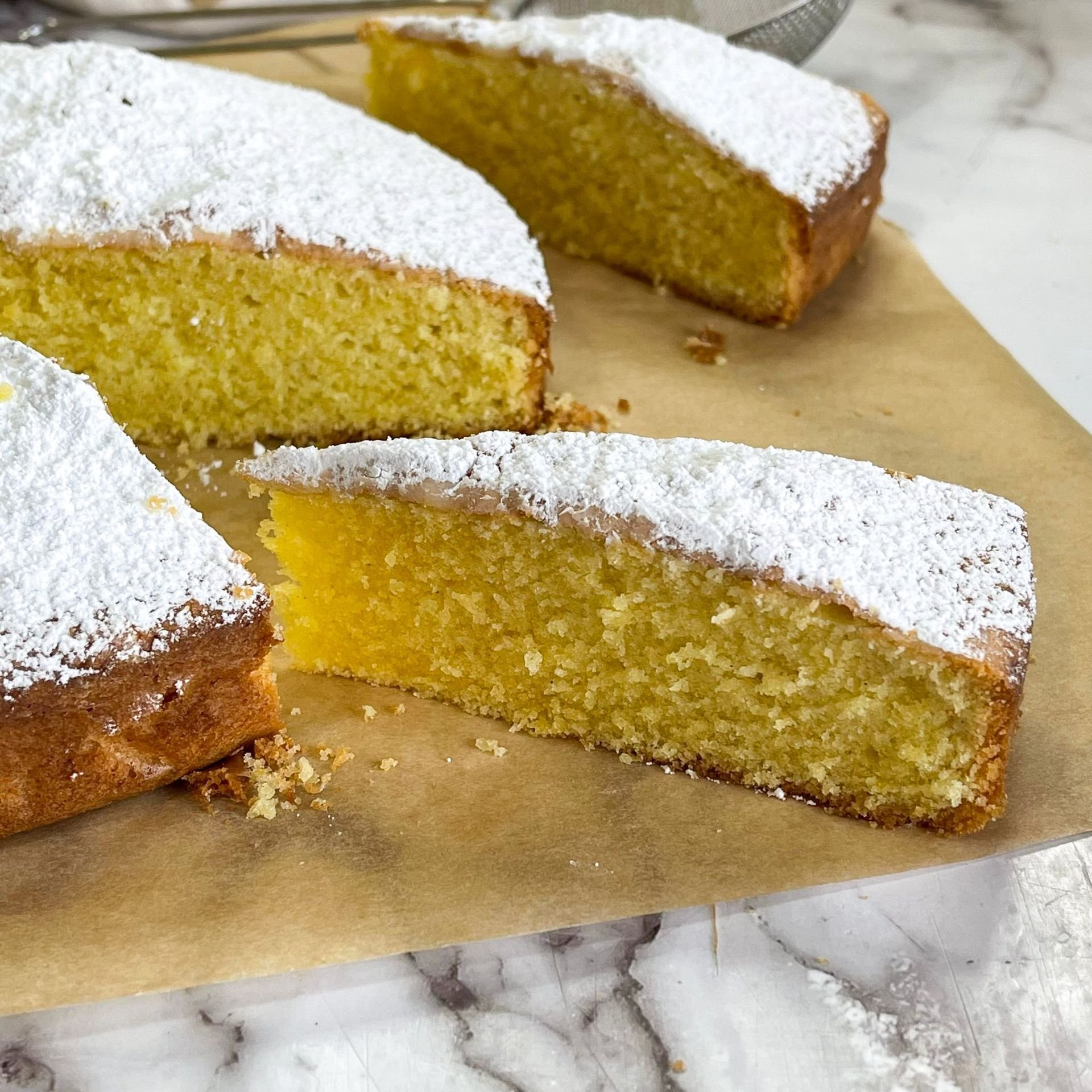 Una fetta di torta con sopra lo zucchero a velo