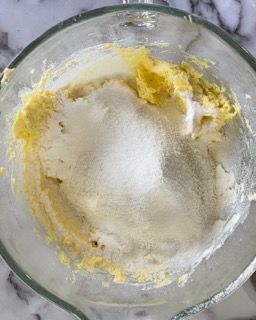 Un misurino di vetro riempito con un composto di burro e zucchero.