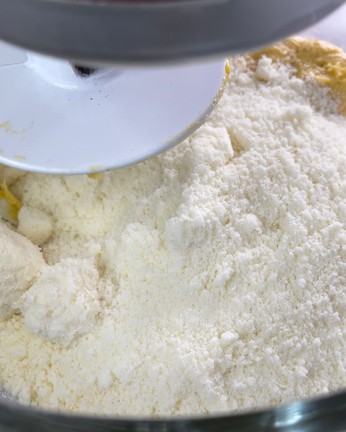 Primo piano di una ciotola di farina mescolata in un'impastatrice.