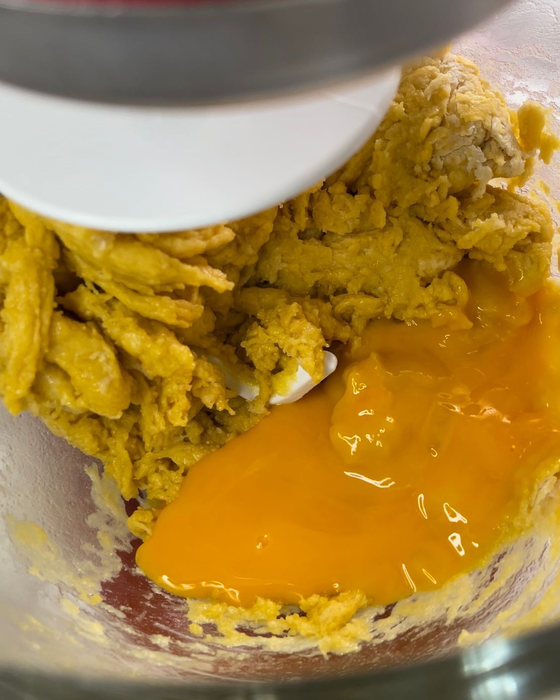 Primo piano di un frullatore pieno di un liquido giallo.