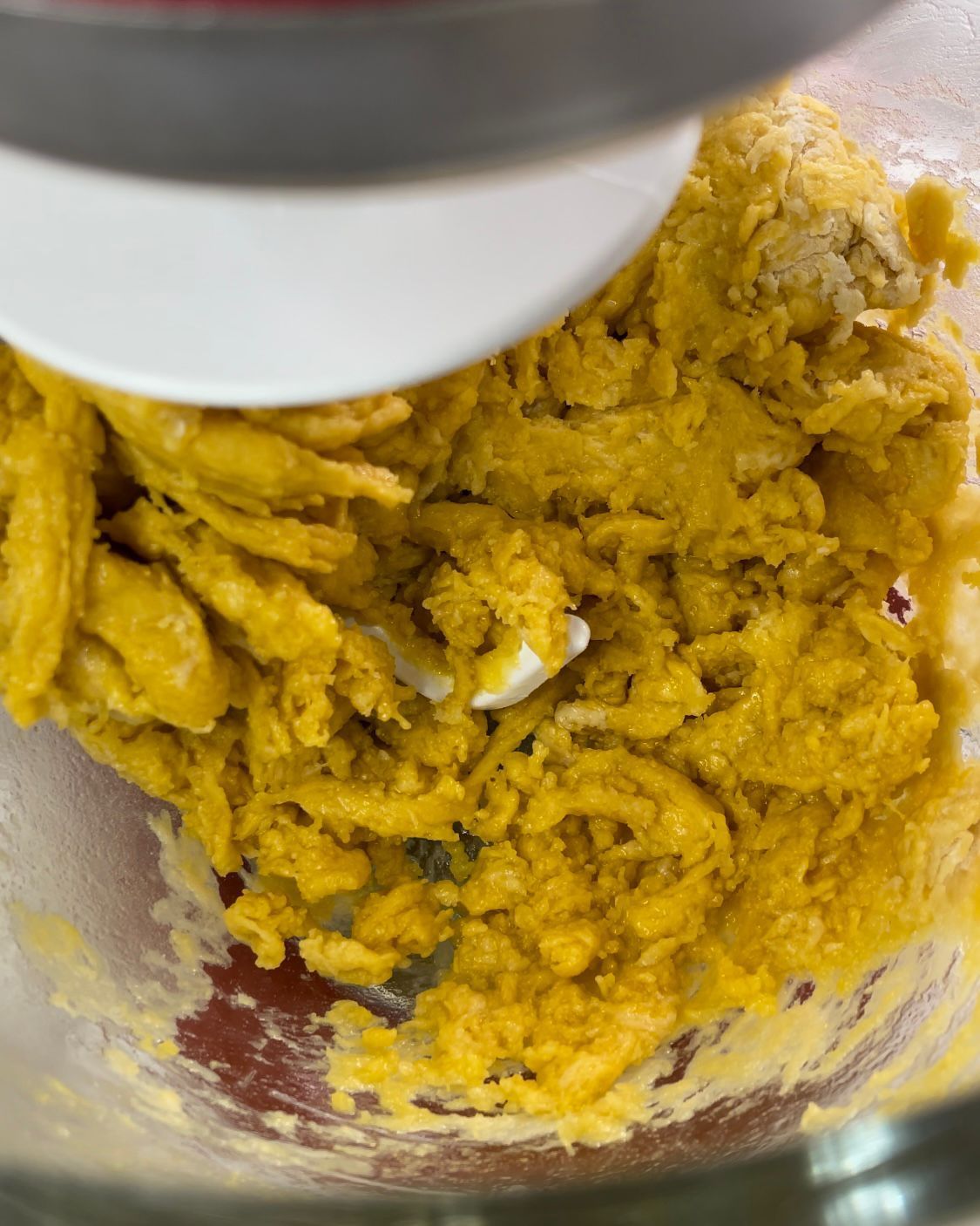 Un primo piano di una ciotola di cibo con un mixer dentro.