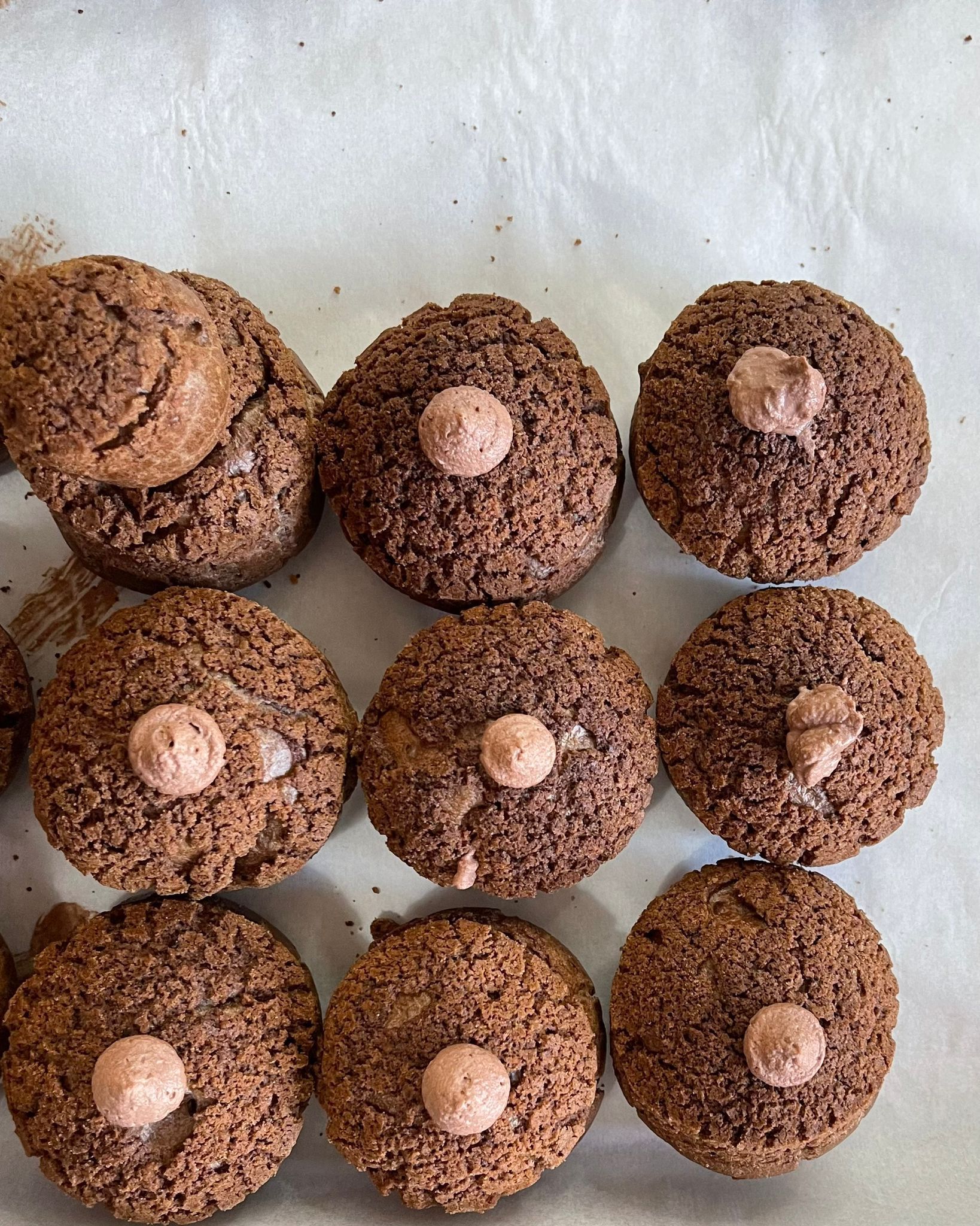 Un mucchio di biscotti al cioccolato sono appoggiati su un tavolo