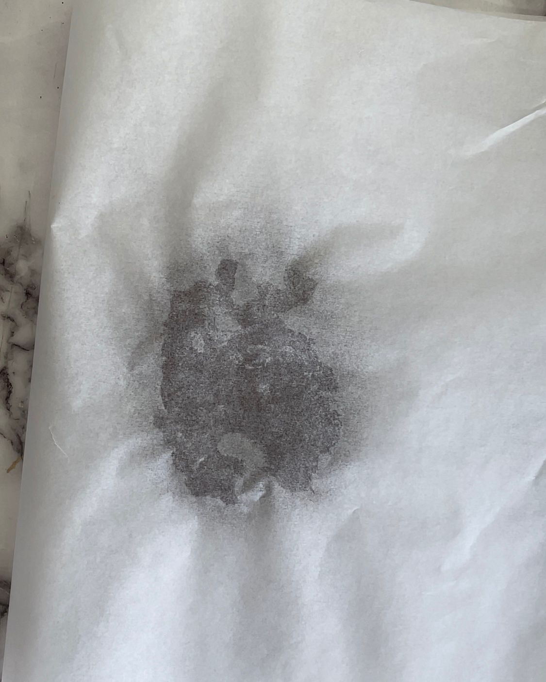 Primo piano di una macchia su un pezzo di carta.