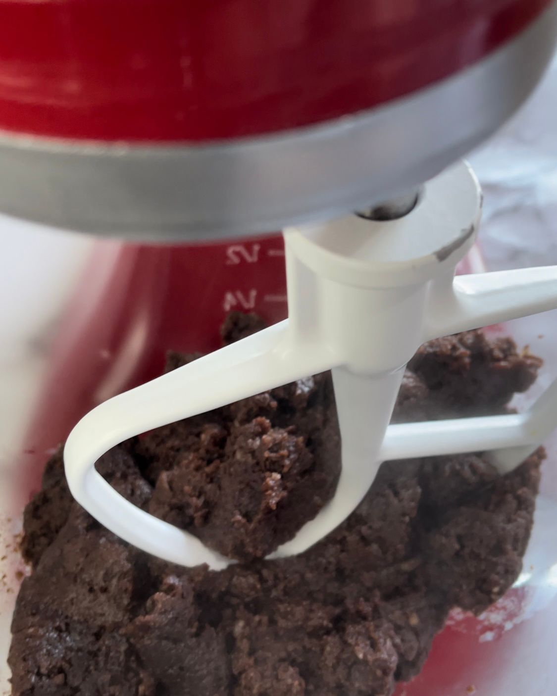 Un mixer sta mescolando una sostanza marrone in una tazza graduata