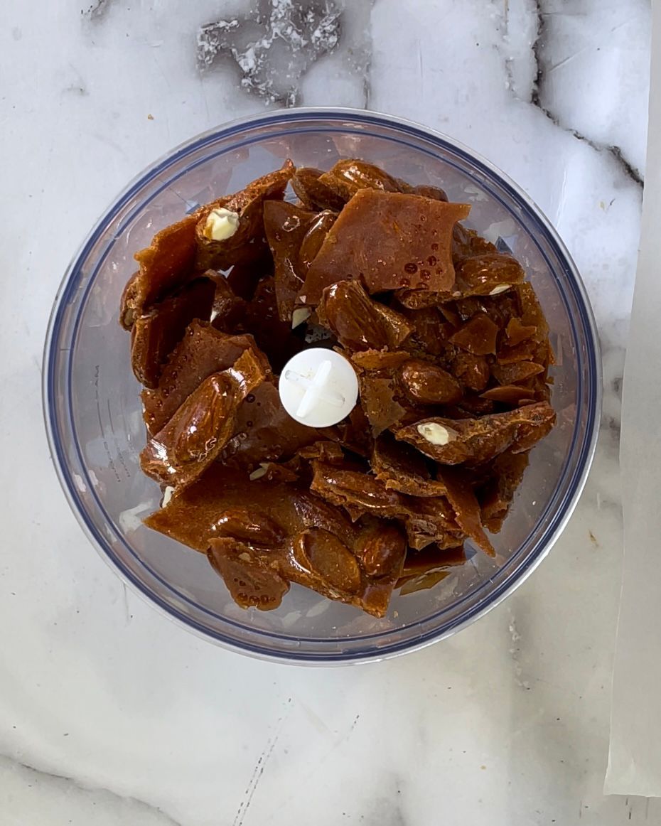 Una ciotola di cibo è appoggiata su una superficie di marmo.