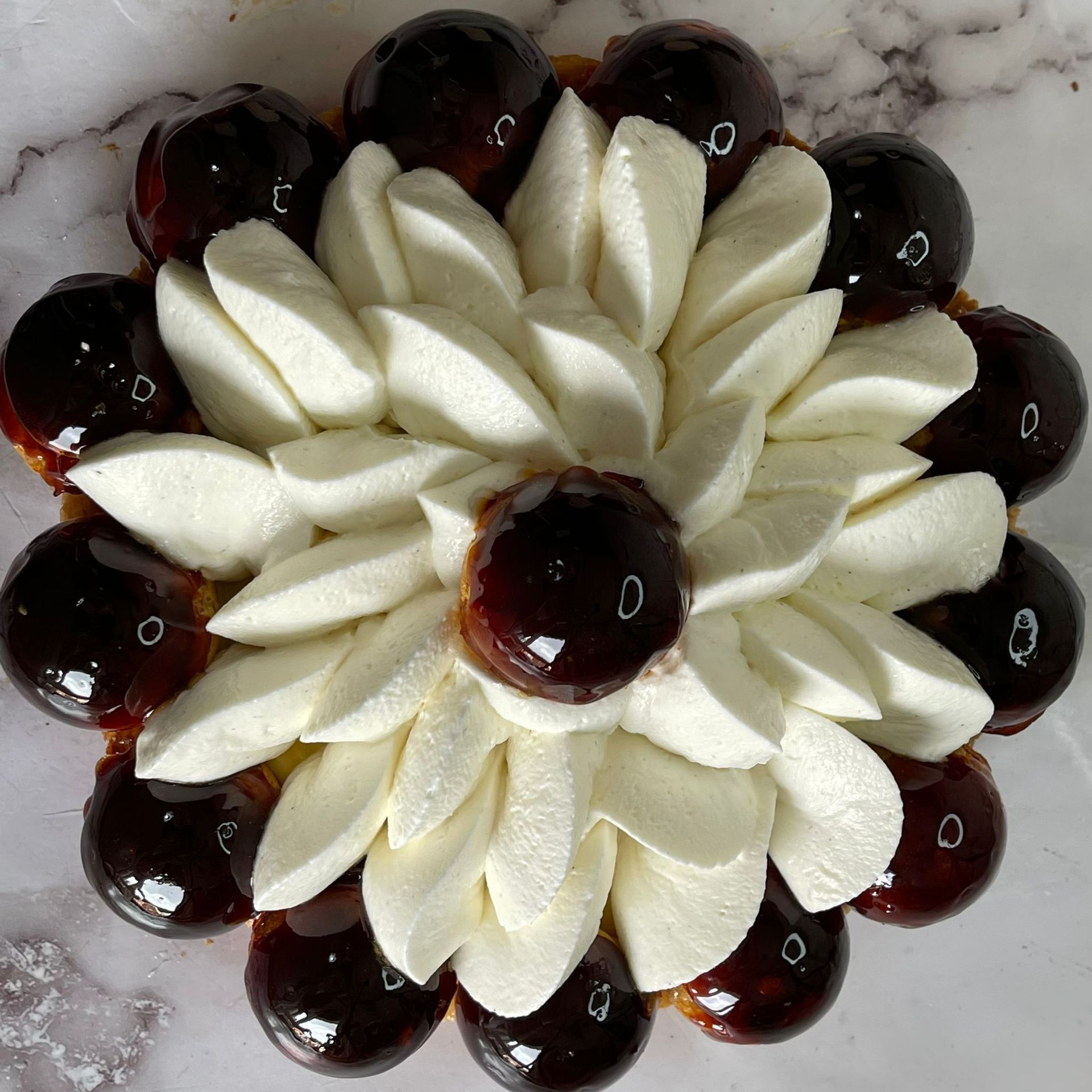 Un primo piano di un dolce a forma di fiore su un tavolo