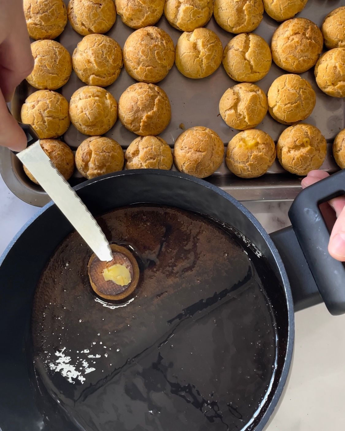 Una persona sta mescolando un liquido in una pentola con un cucchiaio.