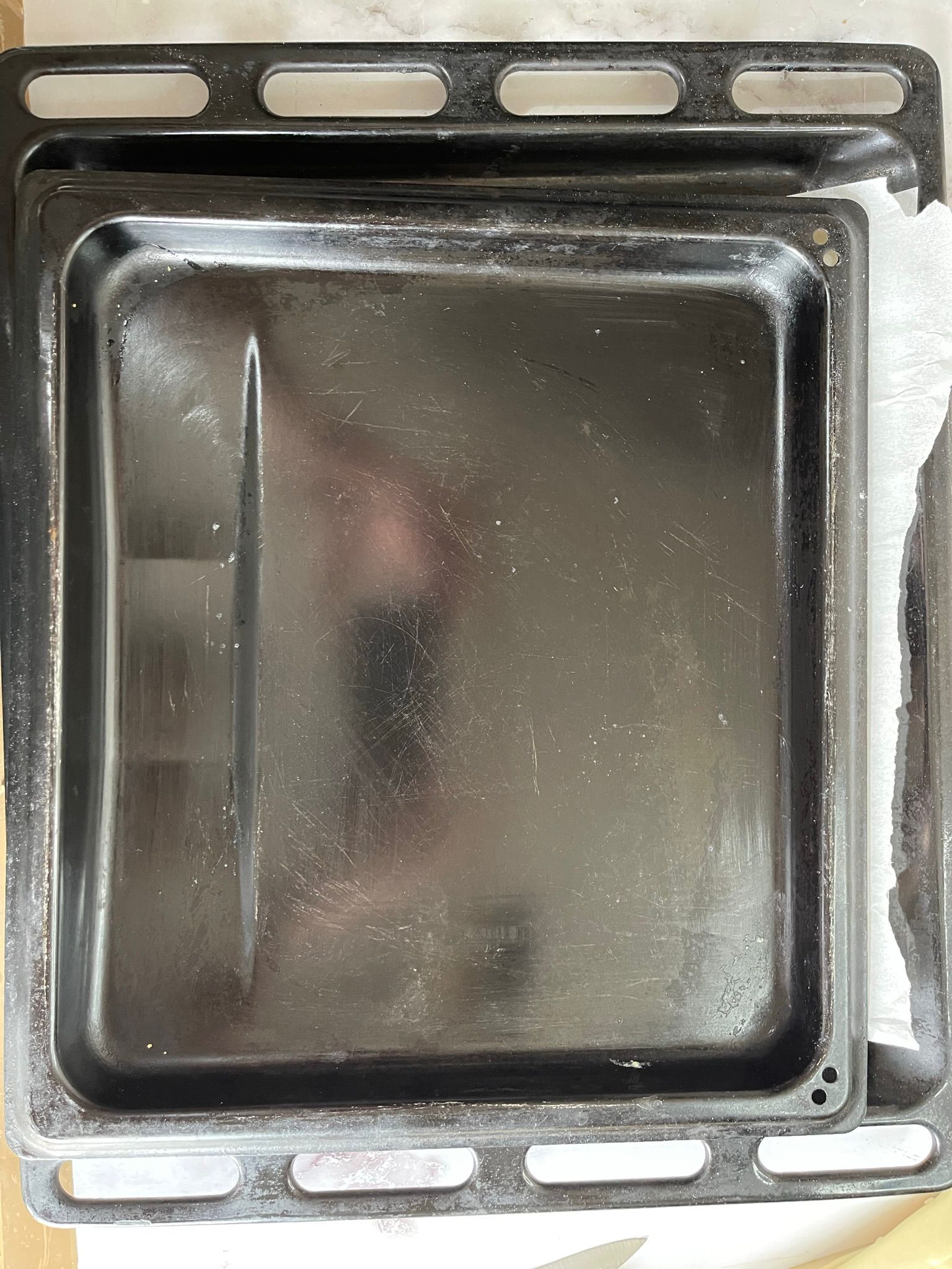 Un vassoio nero è appoggiato su un tavolo bianco.