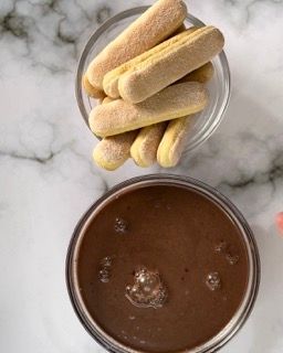 Una ciotola di biscotti al tiramisù accanto a una ciotola di salsa al cioccolato.