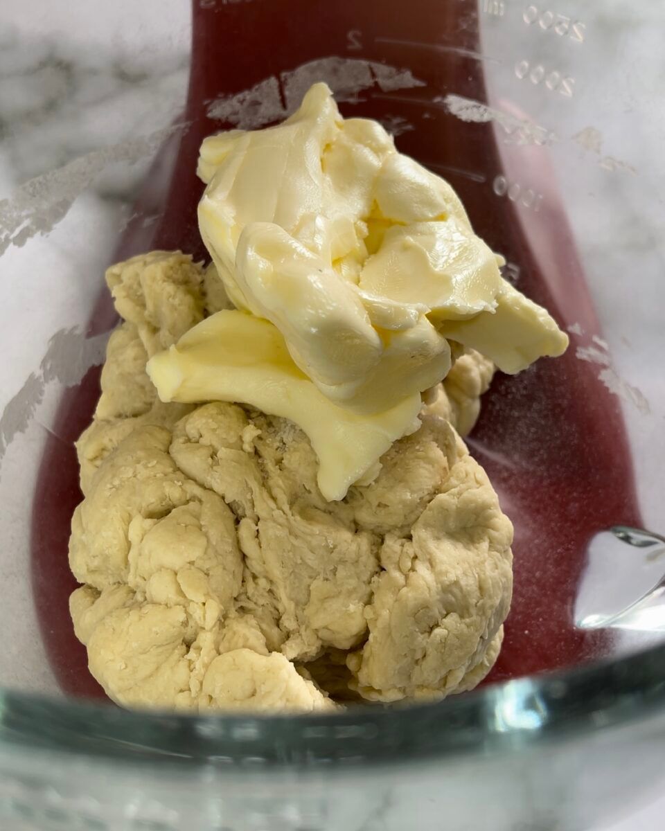 aggiunta del burro per l'impasto dei croissant francesi