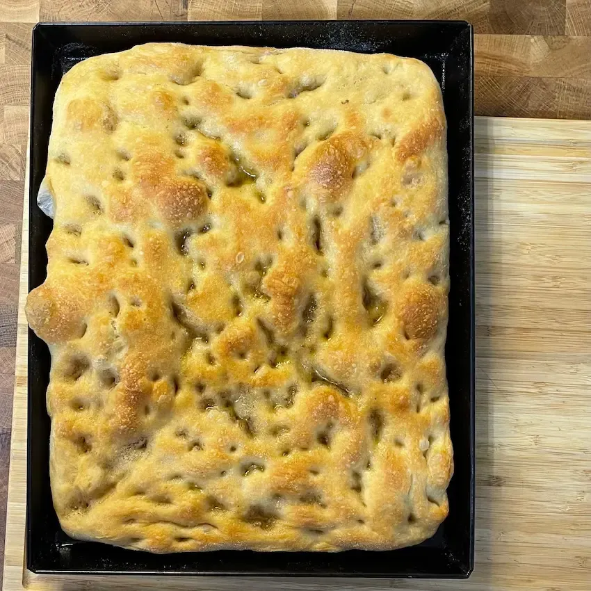 Focaccia fatta in casa appena sfornata con salamoia, vista dall'alto