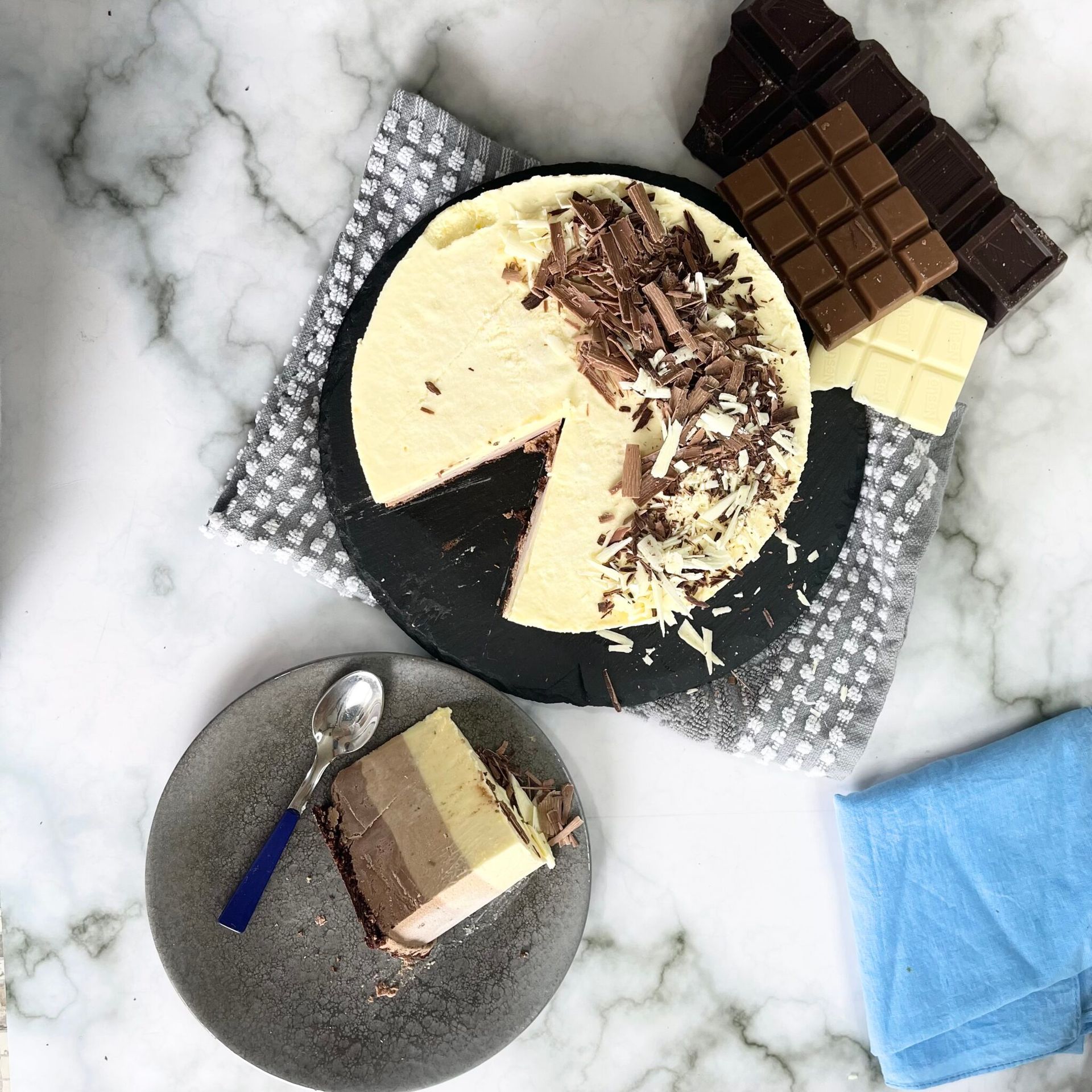 Una torta con una fetta staccata su un piatto