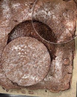Un primo piano di un brownie con zucchero a velo sopra