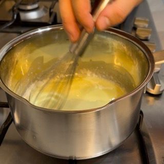 Una persona sta sbattendo qualcosa in una pentola sul fornello