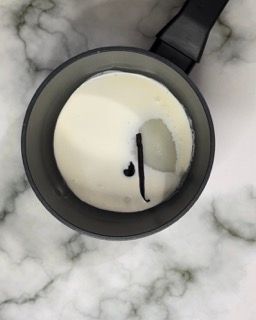 Una ciotola di gelato con un cucchiaio che sporge da essa