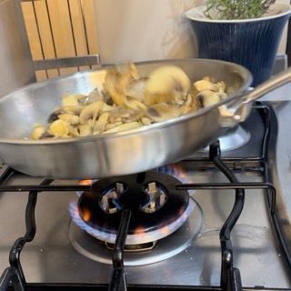 Una pentola di cibo sta cuocendo sul fornello