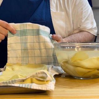 Una persona che tiene un asciugamano accanto a una ciotola di cibo