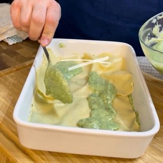 Una persona sta versando la salsa verde in una casseruola